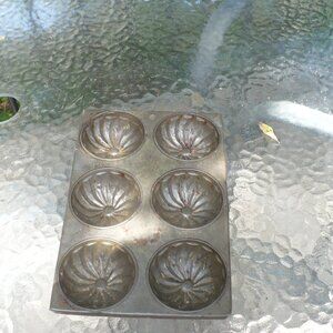 Muffin tin - vintage